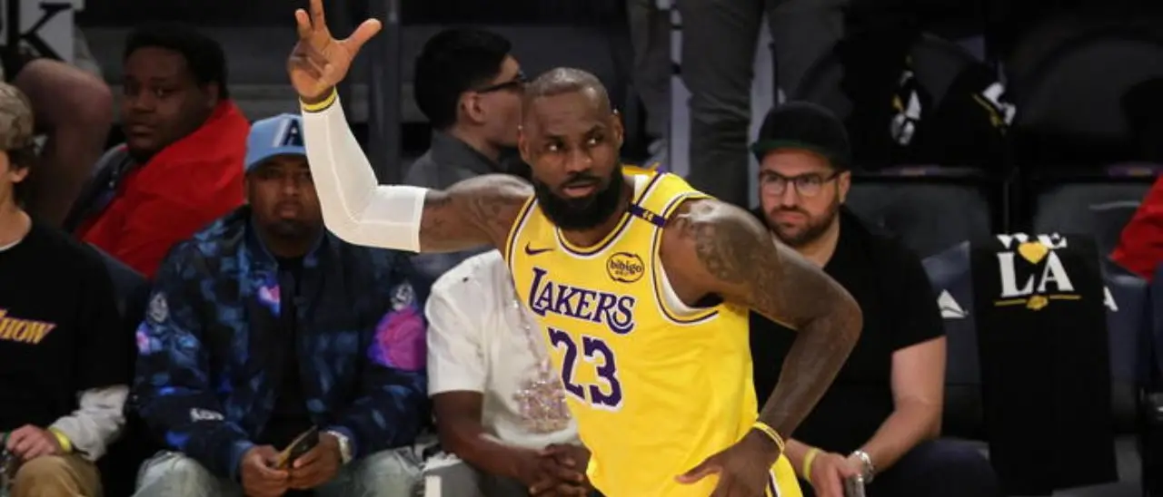 Basket, LeBron James da record: è il primo a superare la soglia dei 50mila punti in carriera in Nba\n