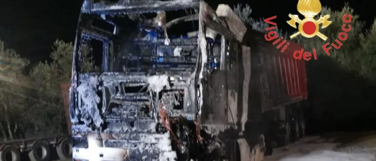 Incendio nella zona industriale di Lamezia Terme: distrutto un camion di un’azienda rifiuti