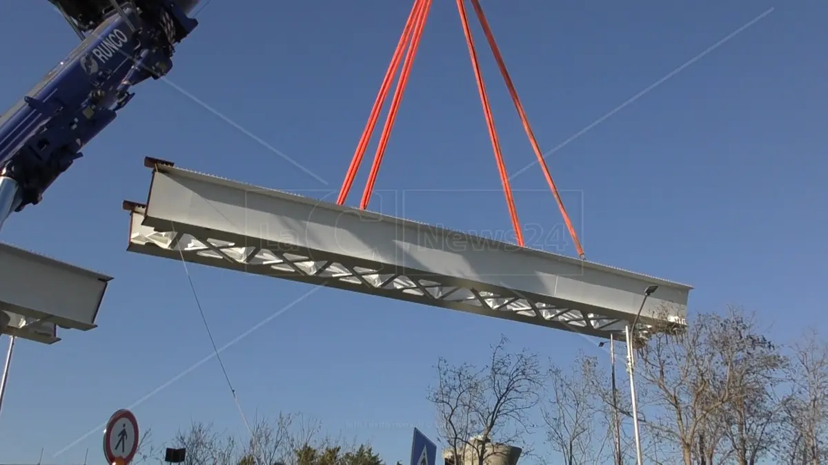 Metropolitana di superficie a Catanzaro, varate le travi del viadotto sul torrente Fiumarella\u00A0\n