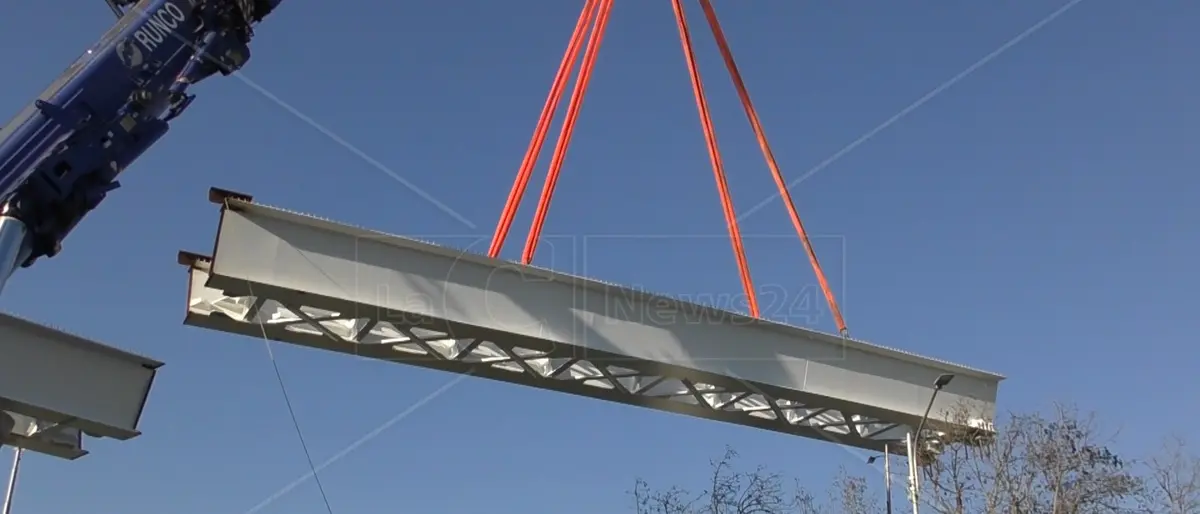Metropolitana di superficie a Catanzaro, varate le travi del viadotto sul torrente Fiumarella\u00A0\n