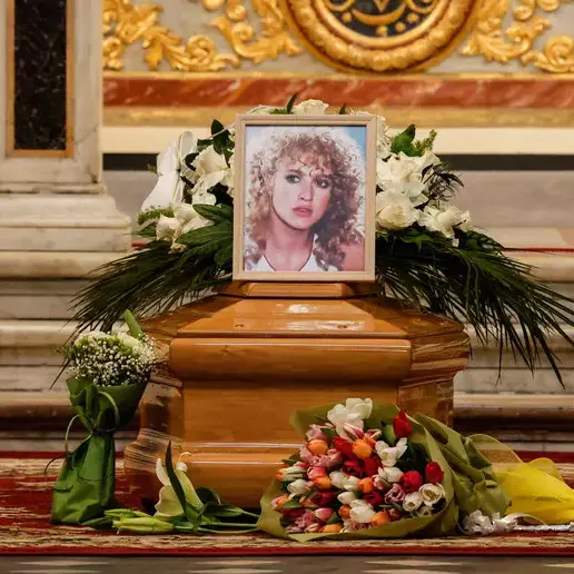 L’ultimo saluto a Eleonora Giorgi, l’ingresso del feretro in chiesa sulle note dei Pink Floyd\n