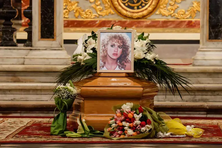 L’ultimo saluto a Eleonora Giorgi, l’ingresso del feretro in chiesa sulle note dei Pink Floyd\n