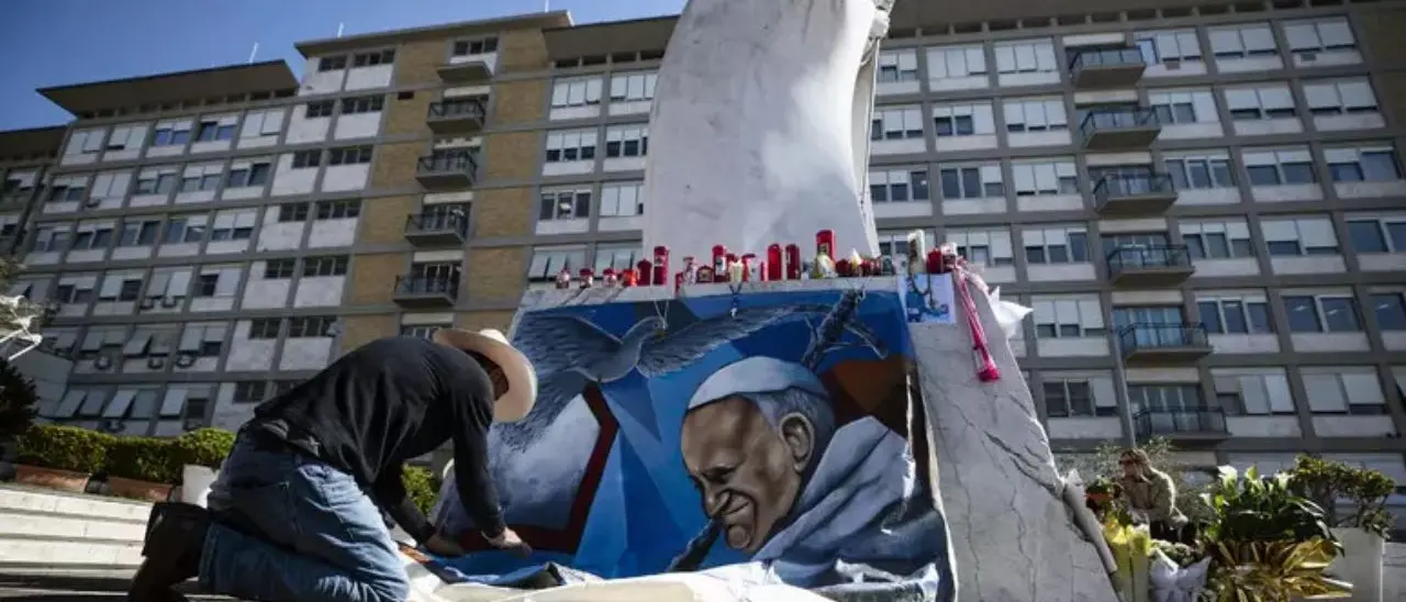 Papa Francesco ricoverato, il Vaticano: «La notte è trascorsa tranquilla»\n