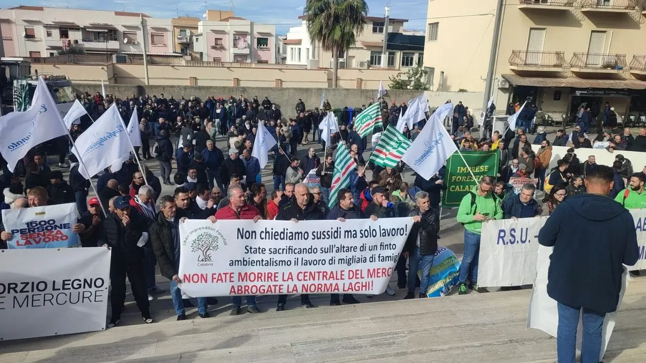 La manifestazione sotto Palazzo Campanella