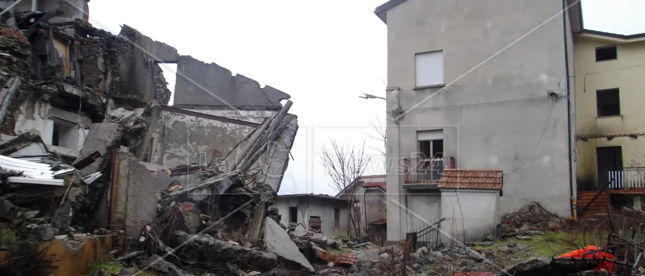 Il boato, l’allarme e la normalità che scivola via: vent’anni fa la frana che fece di Cavallerizzo un paese fantasma