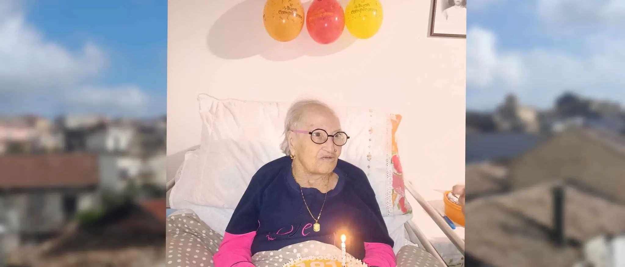 Centouno anni racchiusi in un sorriso, la signora Anna Sulla festeggia il\u00A0suo compleanno\u00A0tra amici e parenti\n
