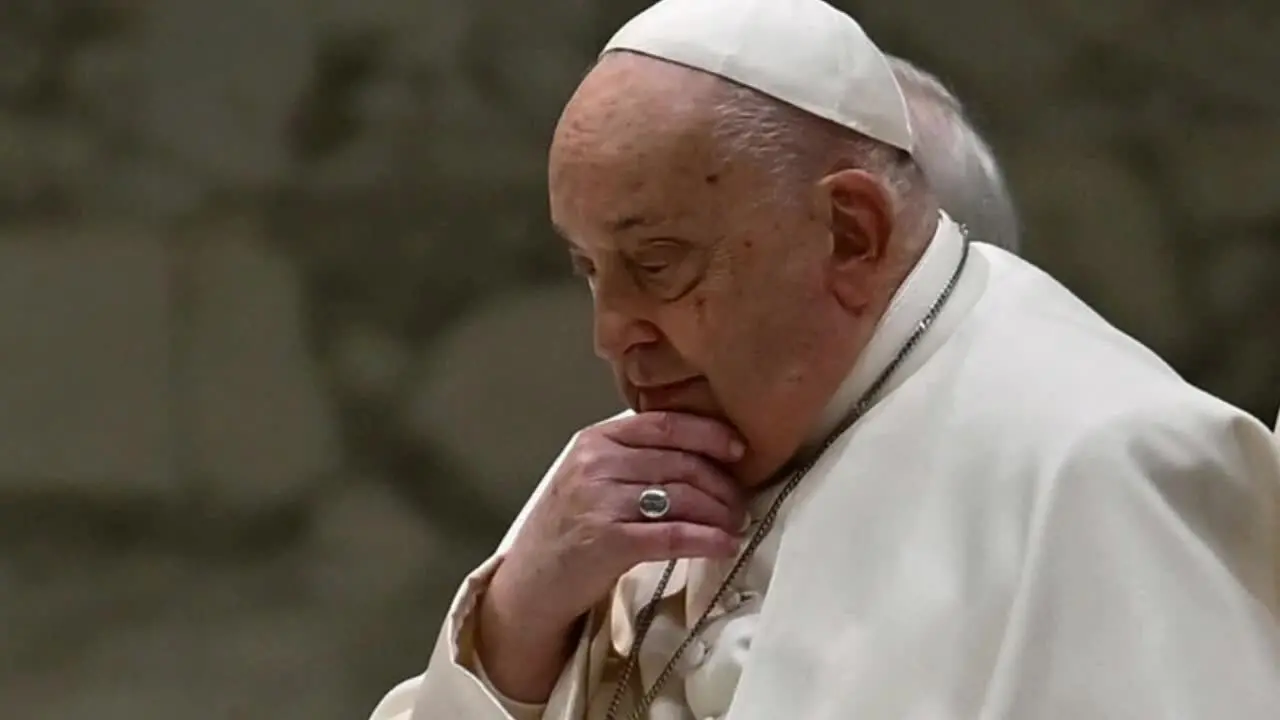 La voce di Papa Francesco trasmessa in piazza San Pietro: «Vi ringrazio per le preghiere»