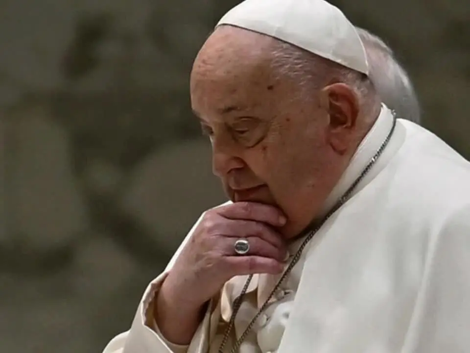 La voce di Papa Francesco trasmessa in piazza San Pietro: «Vi ringrazio per le preghiere»