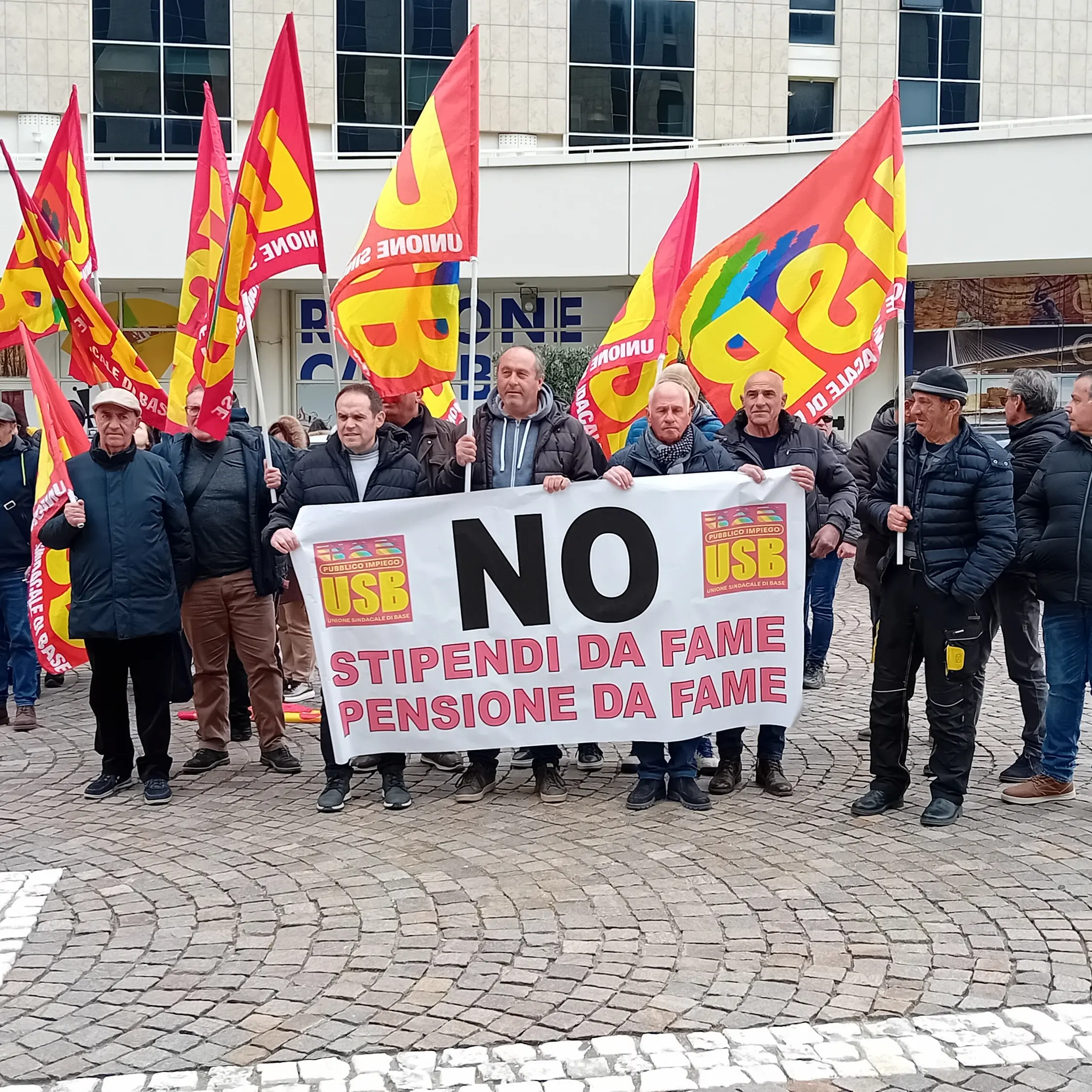 La rabbia degli Lsu/Lpu alla Cittadella: «Da 30 anni lavoriamo in nero per lo Stato e avremo pensioni da 400 euro al mese»\n
