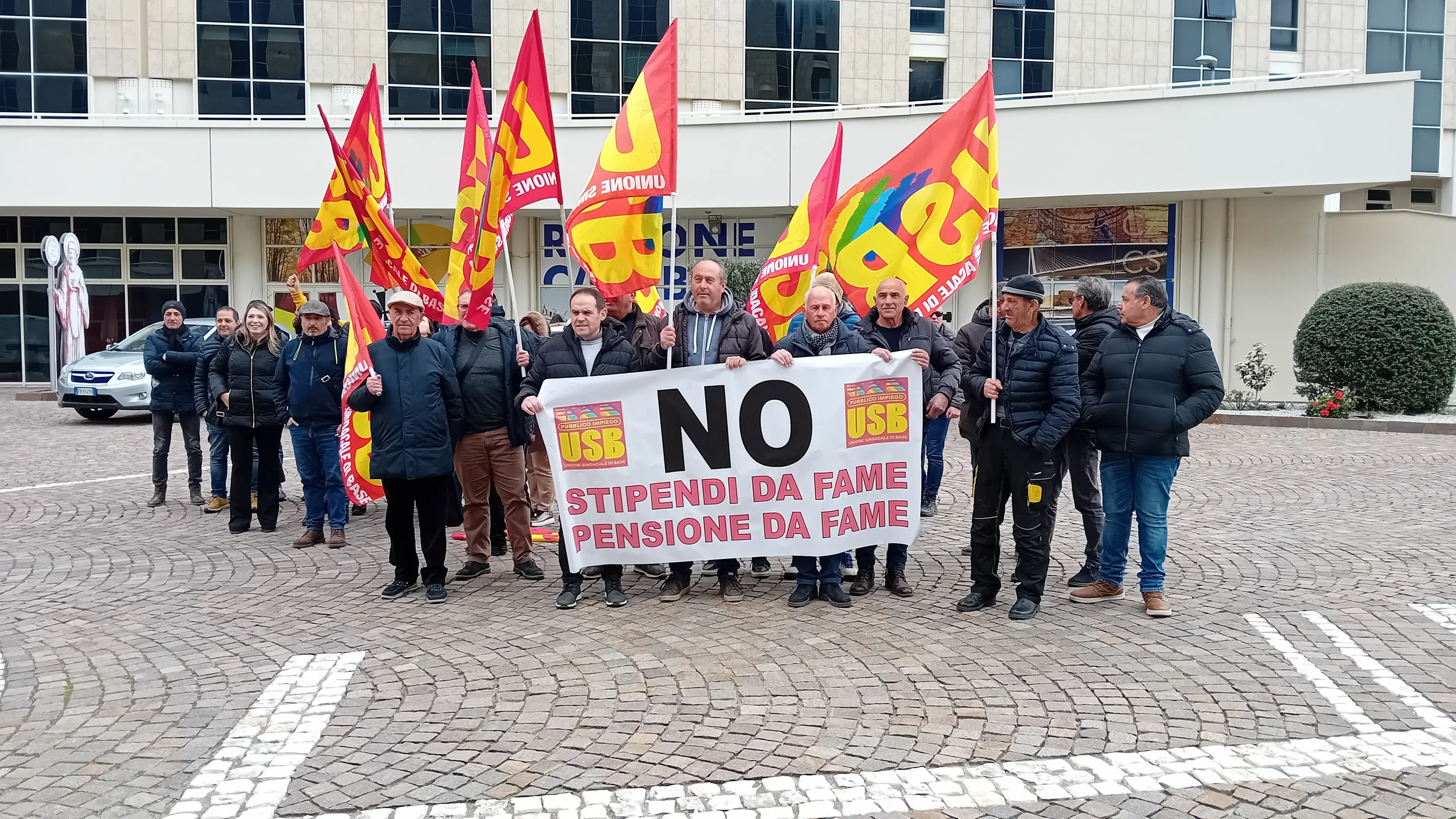 La rabbia degli Lsu/Lpu alla Cittadella: «Da 30 anni lavoriamo in nero per lo Stato e avremo pensioni da 400 euro al mese»\n