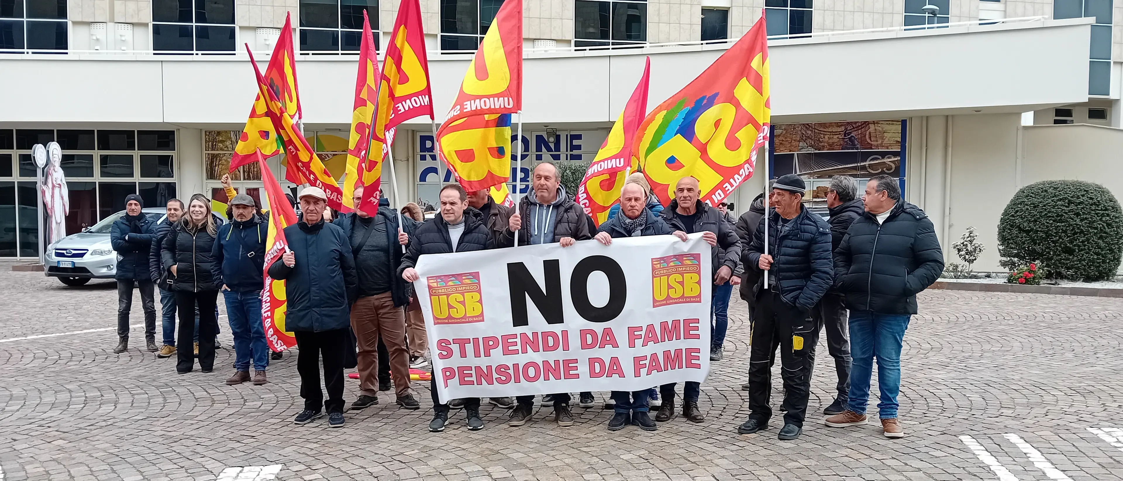 La rabbia degli Lsu/Lpu alla Cittadella: «Da 30 anni lavoriamo in nero per lo Stato e avremo pensioni da 400 euro al mese»\n