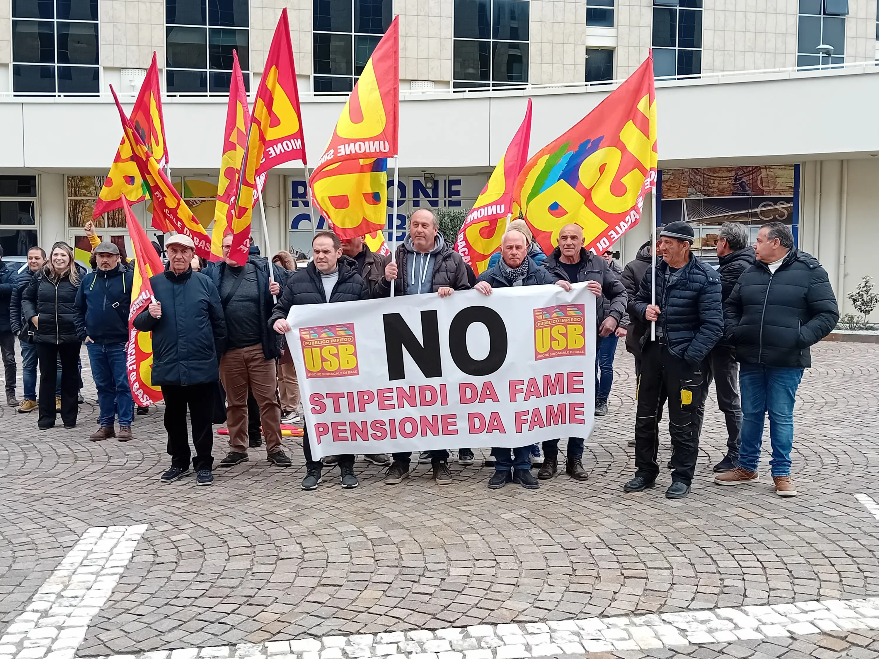 La rabbia degli Lsu/Lpu alla Cittadella: «Da 30 anni lavoriamo in nero per lo Stato e avremo pensioni da 400 euro al mese»