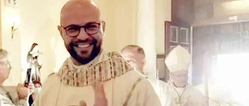 Santo Stefano d’Aspromonte, la comunità reagisce contro l’attacco al parroco don Vincenzo Attisano\n