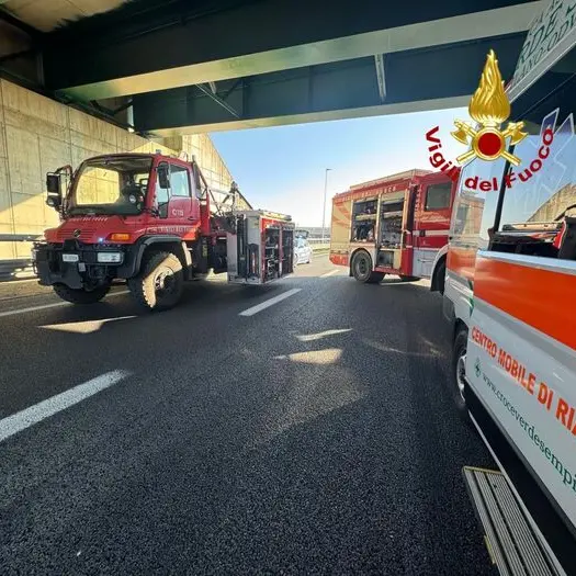 Bus con 44 bambini a bordo si scontra con un Tir in autostrada: gravissimo il conducente\n