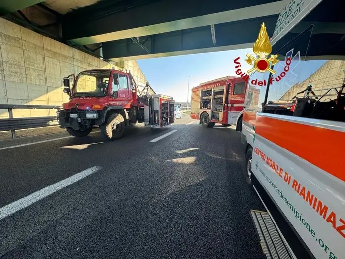 Bus con 44 bambini a bordo si scontra con un Tir in autostrada: gravissimo il conducente\n