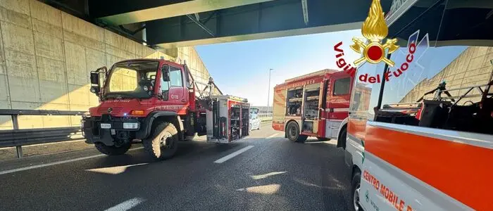 Bus con 44 bambini a bordo si scontra con un Tir in autostrada: gravissimo il conducente\n
