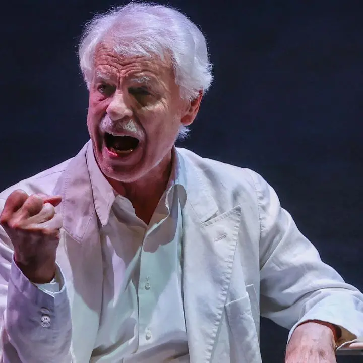 Michele Placido ritorna in teatro\u00A0con “Pirandello. Trilogia di un visionario”: tre gli appuntamenti in Calabria\n