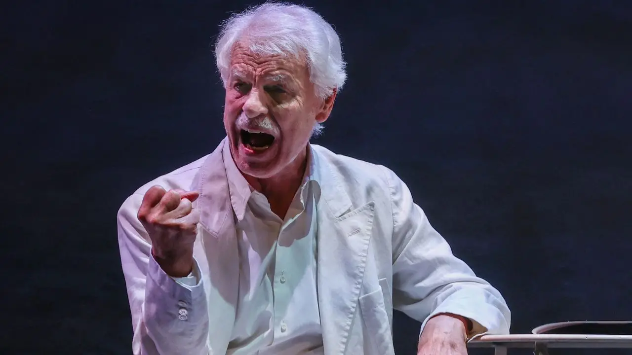 Michele Placido ritorna in teatro\u00A0con “Pirandello. Trilogia di un visionario”: tre gli appuntamenti in Calabria\n