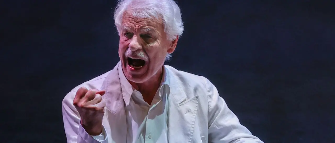 Michele Placido ritorna in teatro\u00A0con “Pirandello. Trilogia di un visionario”: tre gli appuntamenti in Calabria\n