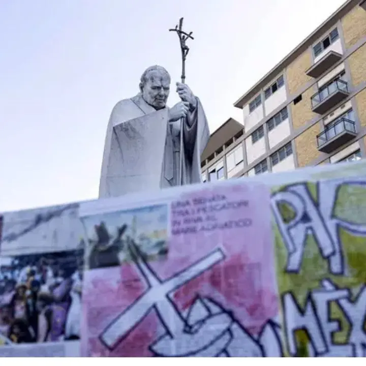 Papa Francesco ricoverato, il Vaticano: «Condizioni stabili nella complessità, prognosi resta riservata»\n