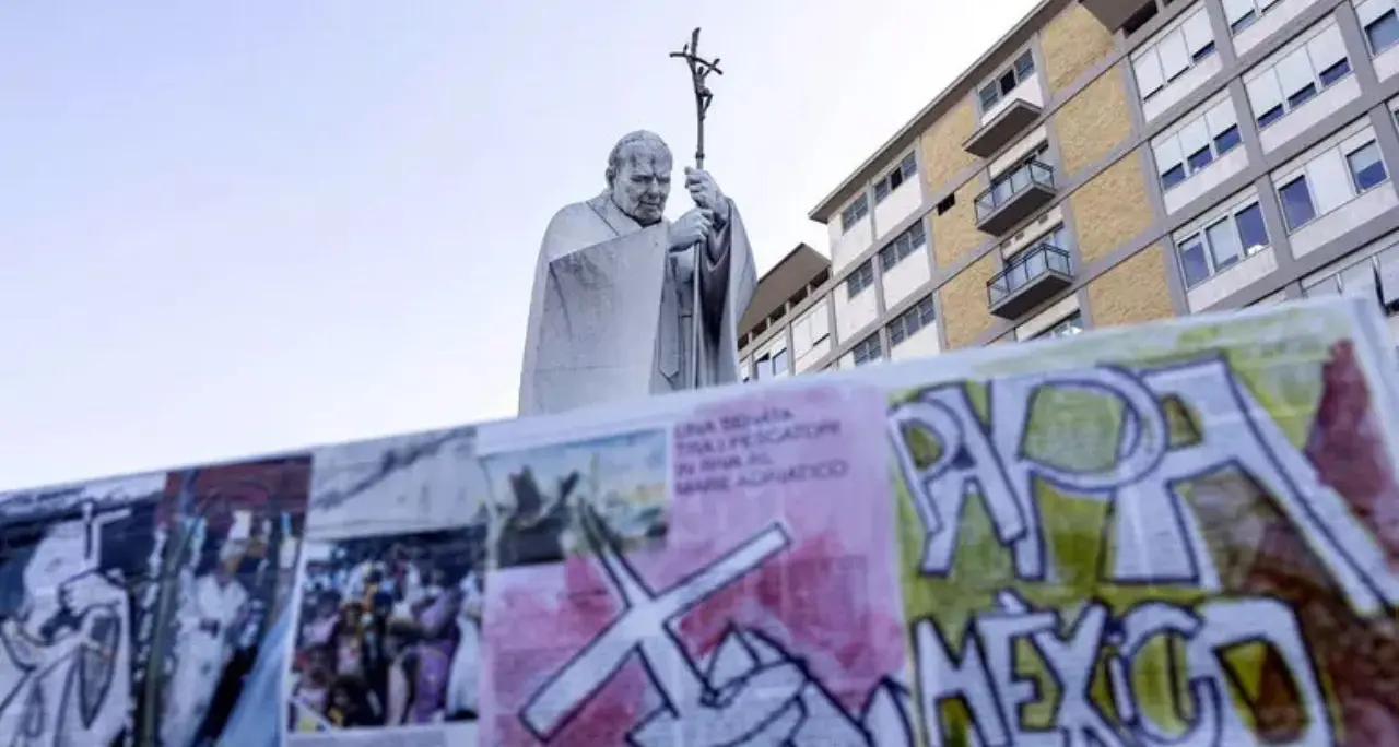 Papa Francesco ricoverato, il Vaticano: «Condizioni stabili nella complessità, prognosi resta riservata»\n