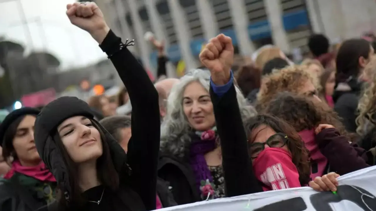 8 marzo, Mattarella: «Benefici della parità di genere, le donne non debbano scegliere tra famiglia e lavoro»\n