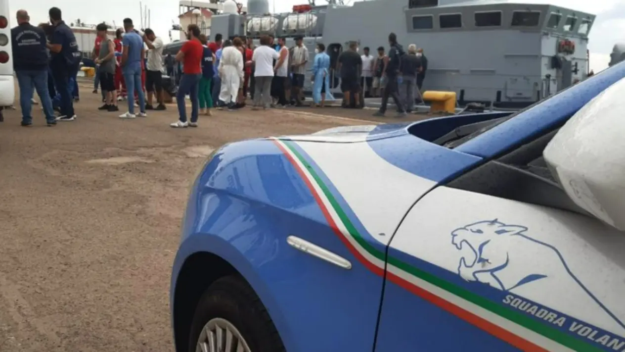 <p>Arrivo migranti a Crotone (foto di repertorio)</p>\\n