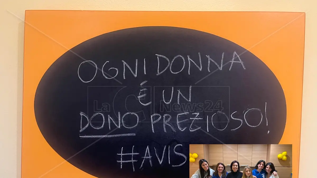 <p>Un messaggio nella bacheca dell&#39;unit&agrave; di raccolta dell&#39;Avis comunale OdV di Reggio Calabria e le donne dello staff nel riquadro</p>\\n