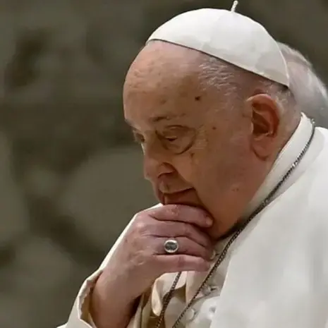 Papa Francesco in lieve miglioramento: continua la terapia al Gemelli, ma la prognosi resta riservata\n