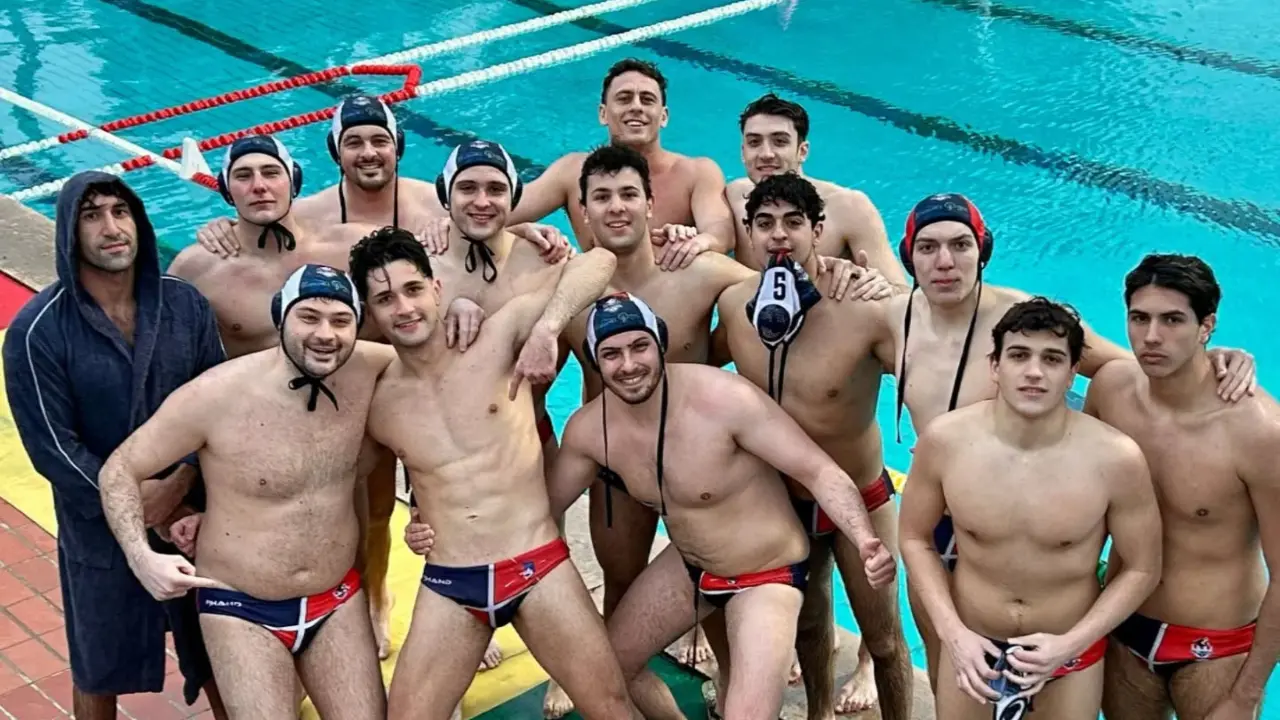 Pallanuoto Cosenza, bene la squadra maschile: Siracusa battuto 18-8. Aumenta la crisi del gruppo femminile