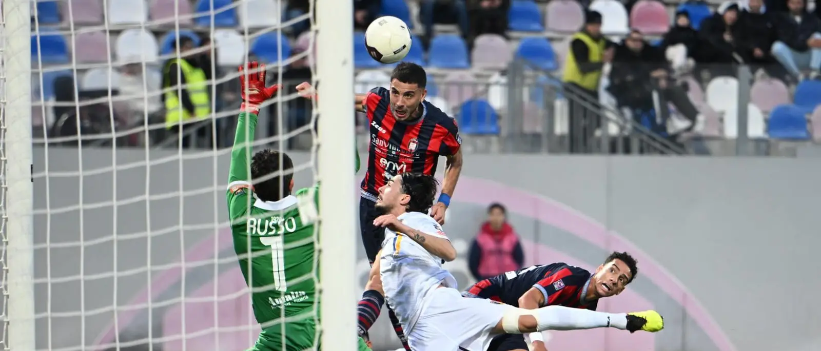Serie C, il Crotone affonda il Giugliano al minuto 88: allo “Scida” gli squali vincono 3-2\n