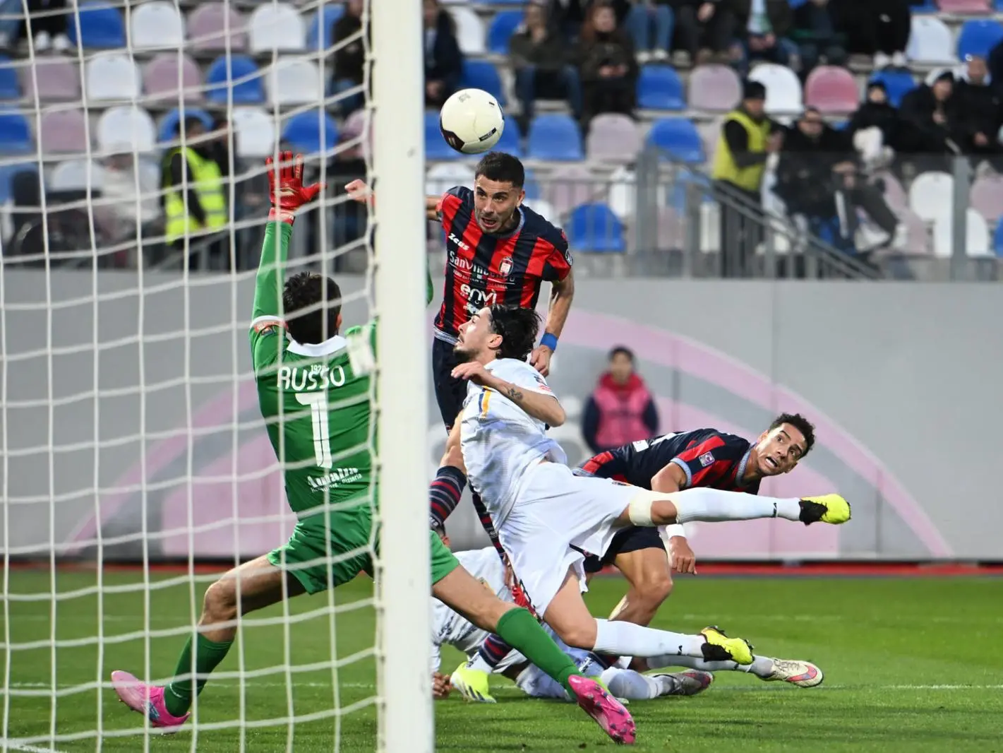 Serie C, il Crotone affonda il Giugliano al minuto 88: allo “Scida” gli squali vincono 3-2