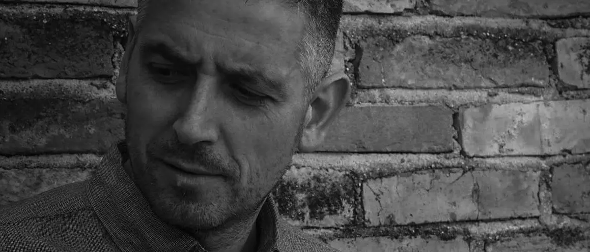 “Una bellezza asciutta”, il libro di poesie di Michele Sabatini che racconta la voglia e la paura di crescere