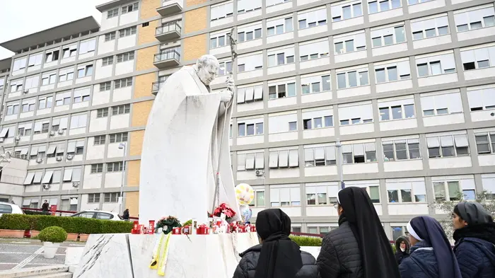 Suore riunite in preghiera per papa Francesco, davanti all\\'ospedale Gemelli , EPA