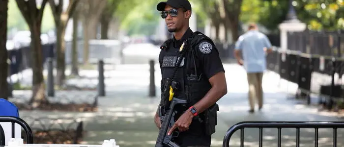 Clima esplosivo a Washington: il Secret Service spara a un uomo armato vicino alla Casa Bianca\n