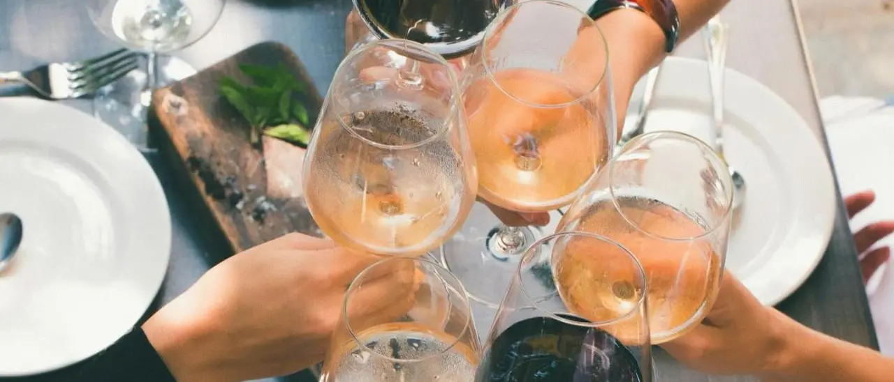 Qual è il miglior vino per una cena a base di pesce?\n