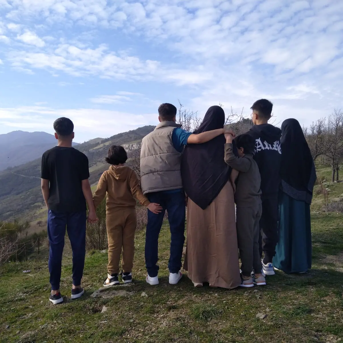 In fuga dal terrore dell’Afghanistan, Madina riabbraccia i suoi cinque\u00A0figli: per mesi erano stati bloccati in Pakistan