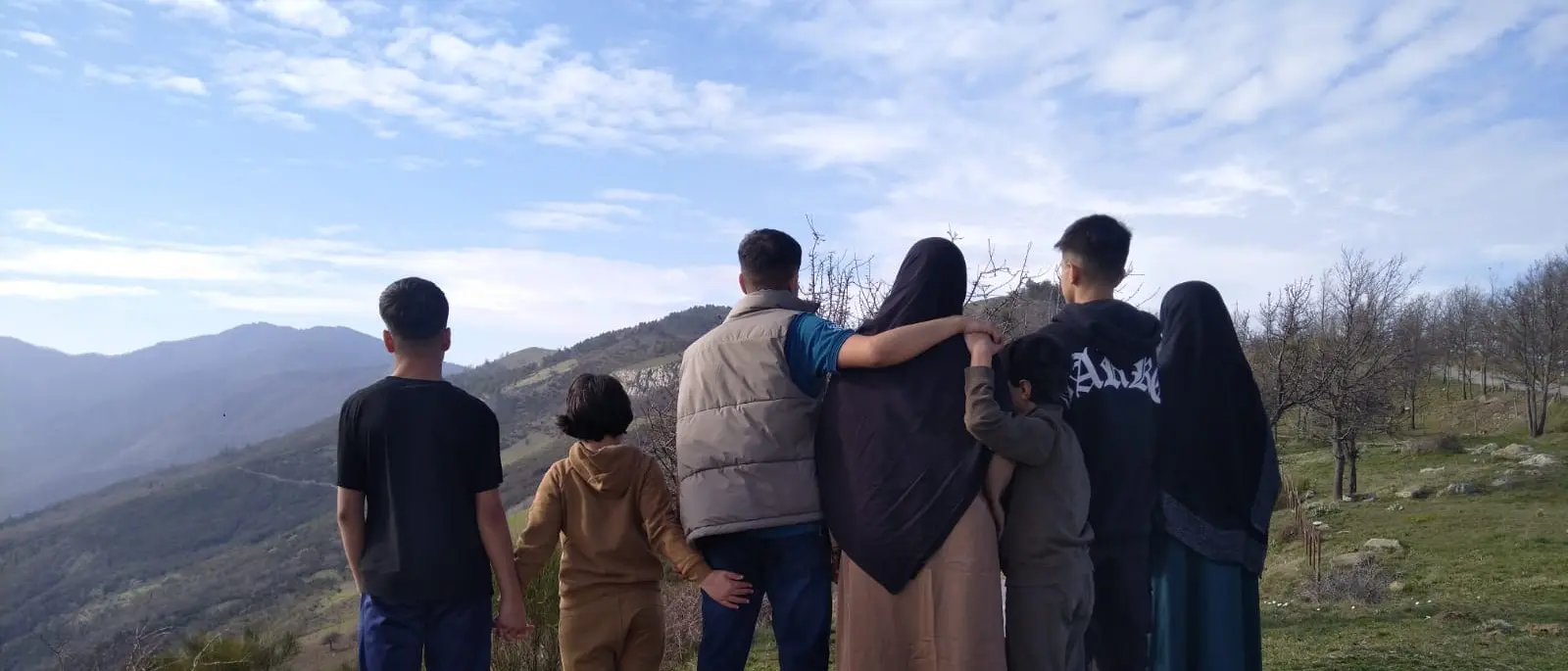 In fuga dal terrore dell’Afghanistan, Madina riabbraccia i suoi cinque\u00A0figli: per mesi erano stati bloccati in Pakistan