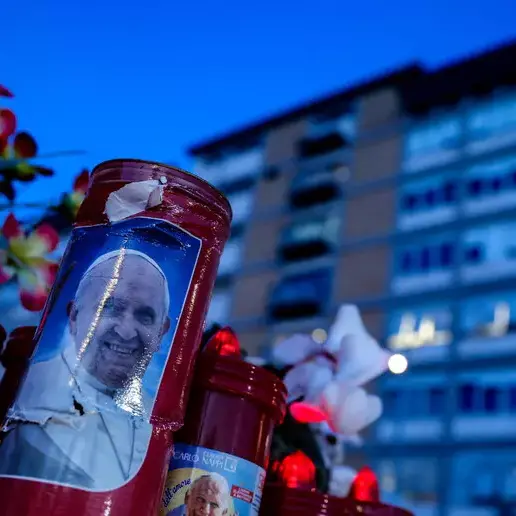 Papa Francesco, i medici sciolgono la prognosi: «Miglioramenti consolidati»