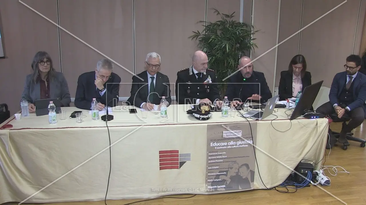 All’Unical lezione antimafia con il procuratore di Cosenza Capomolla: «Dagli studenti energie positive per la Calabria»\n