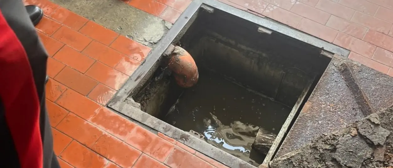 Smaltisce illegalmente le acque dell’autolavaggio nella rete fognaria, multe e sequestri nel Crotonese\n