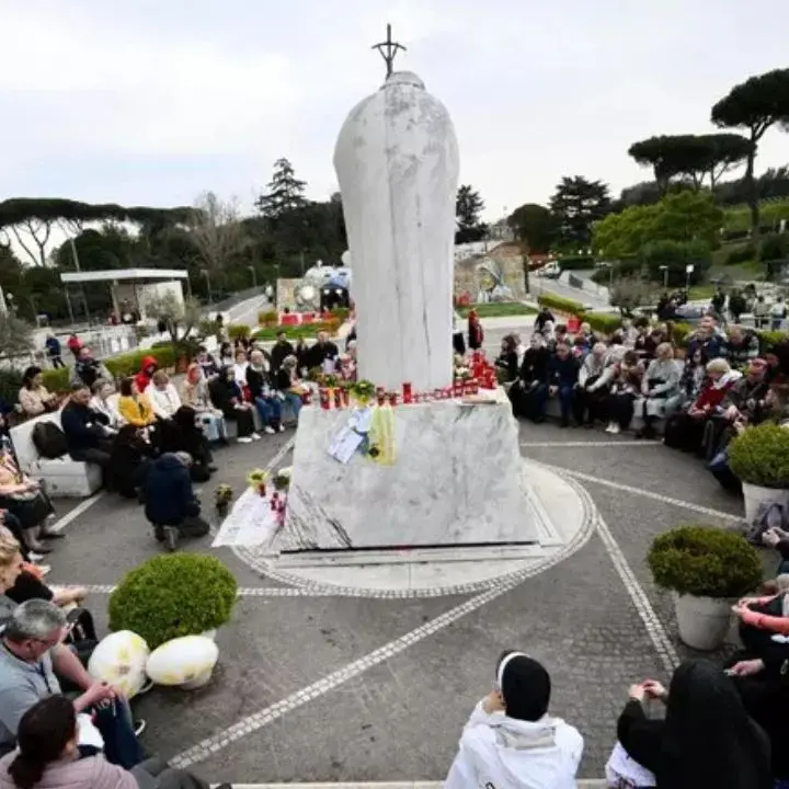 Papa Francesco ricoverato, il Vaticano: «Ha trascorso una notte tranquilla»\n