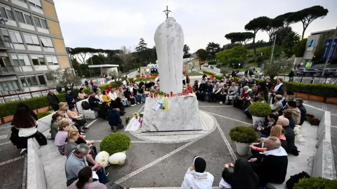 Papa Francesco ricoverato, il Vaticano: «Ha trascorso una notte tranquilla»\n