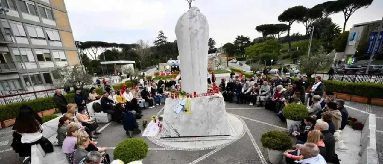 Papa Francesco ricoverato, il Vaticano: «Ha trascorso una notte tranquilla»\n