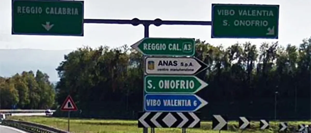Chiusura notturna dello svincolo di Vibo Valentia/Sant'Onofrio sulla A2 per manutenzione verde