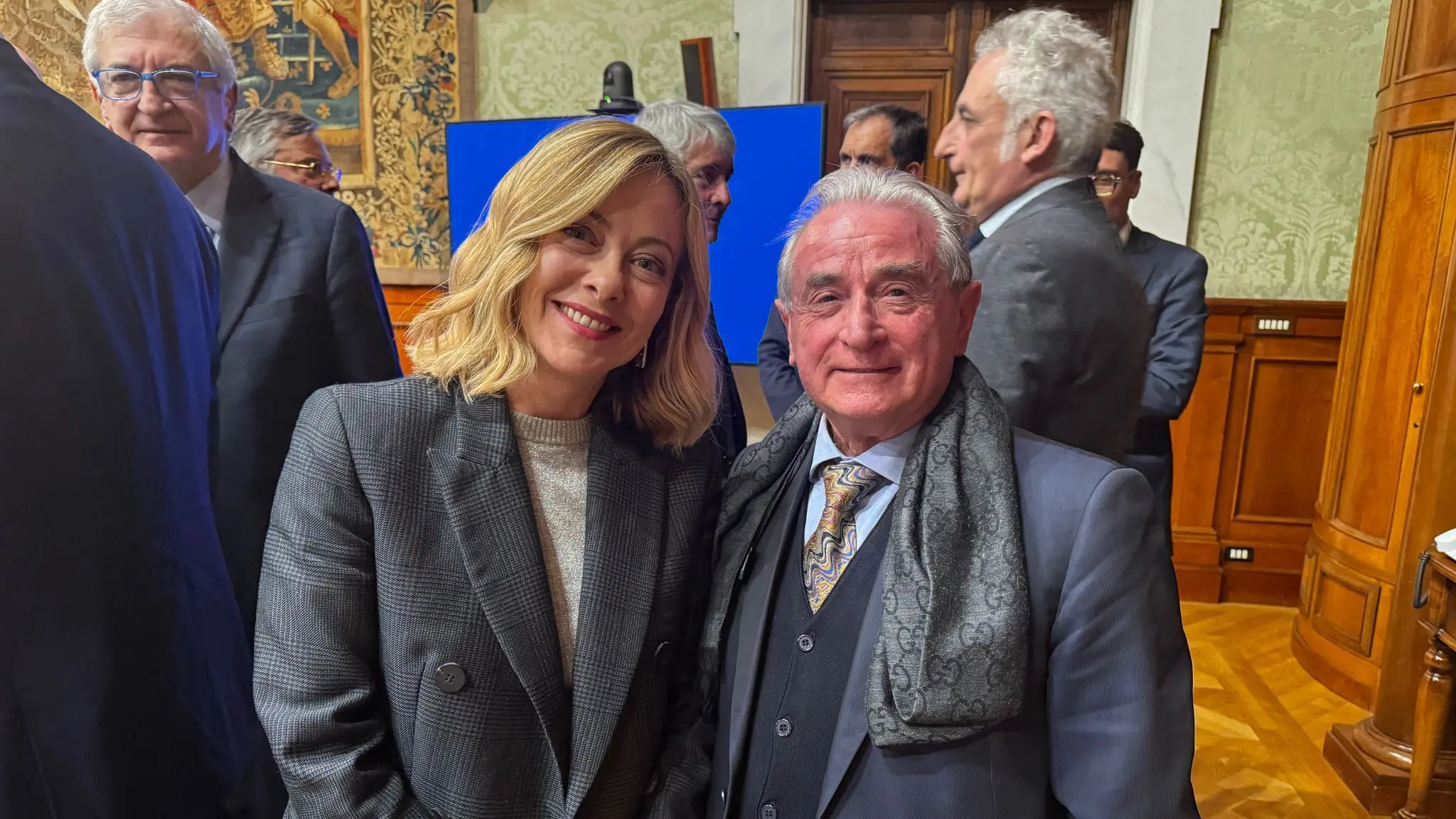 <p>La premier Giorgia Meloni con il sindaco di Rosarno&nbsp;Pasquale Cutr&igrave;</p>\\n