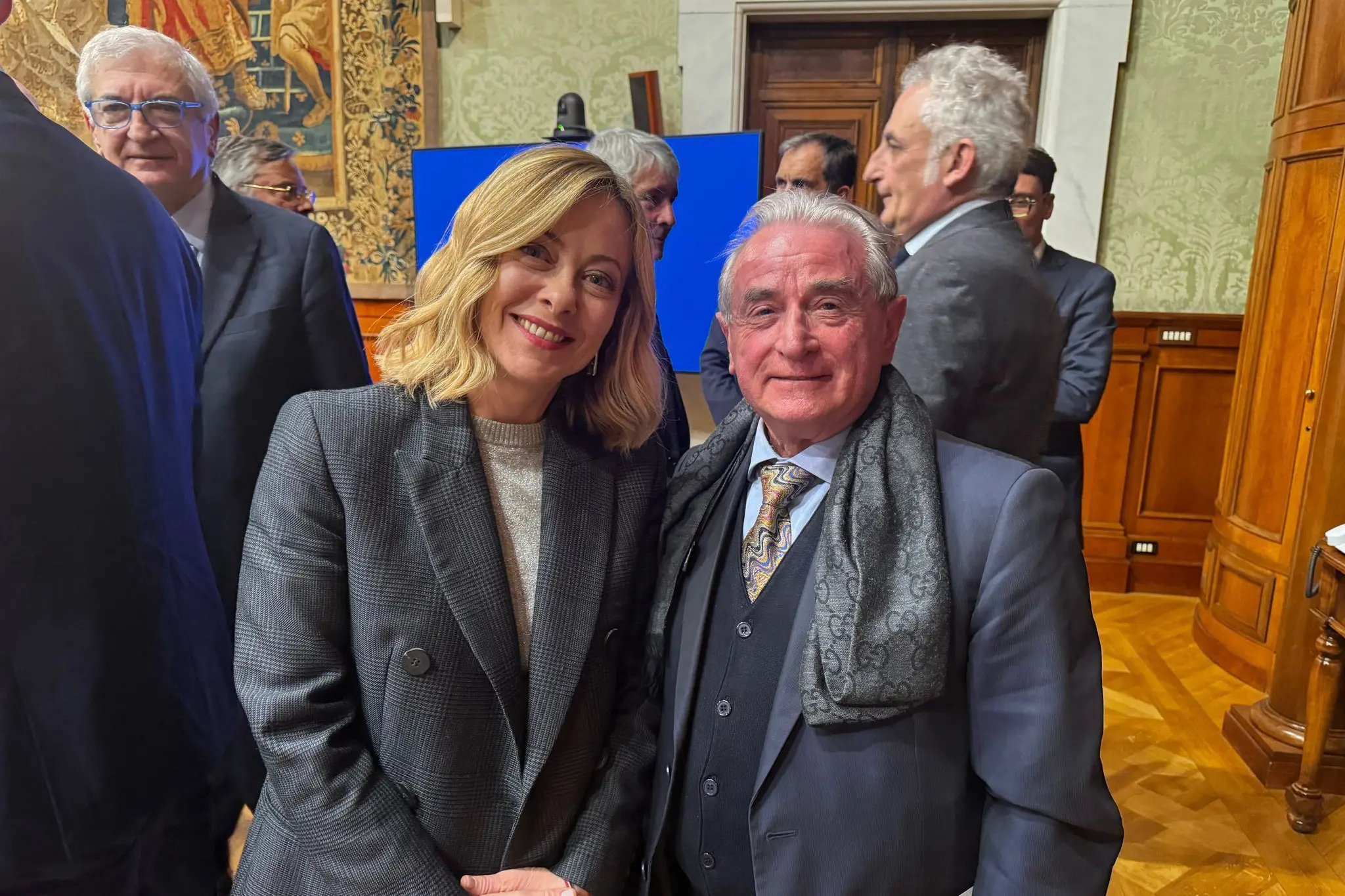 <p>La premier Giorgia Meloni con il sindaco di Rosarno&nbsp;Pasquale Cutr&igrave;</p>\\n