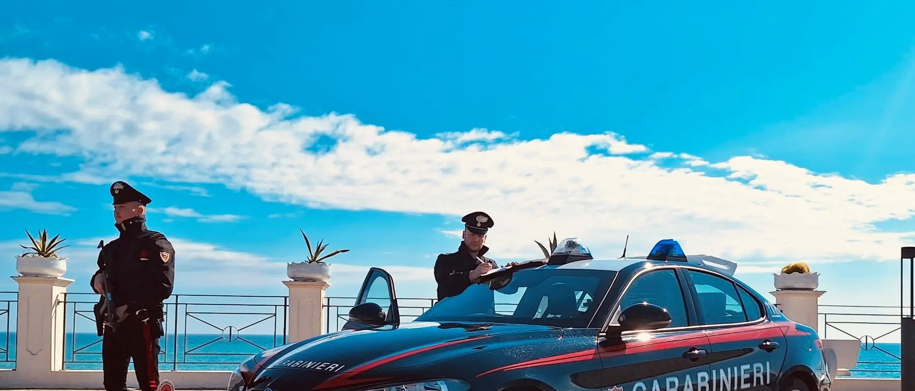 Terrorizza i nipoti con continue richieste di denaro e poi dà loro la caccia armato di pistola: 50enne arrestato a Cirò Marina\n