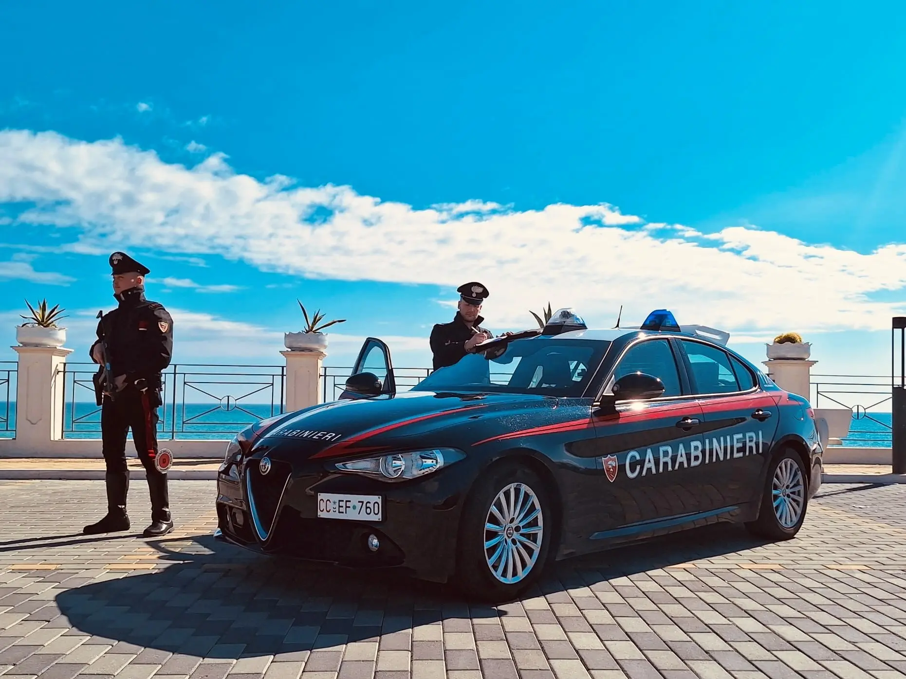 Terrorizza i nipoti con continue richieste di denaro e poi dà loro la caccia armato di pistola: 50enne arrestato a Cirò Marina
