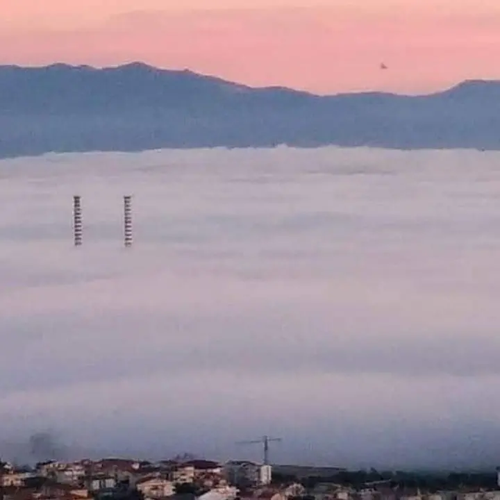 Tempo caldo e umido, torna la “lupa di mare”: una densa nebbia avvolge la costa jonica\n